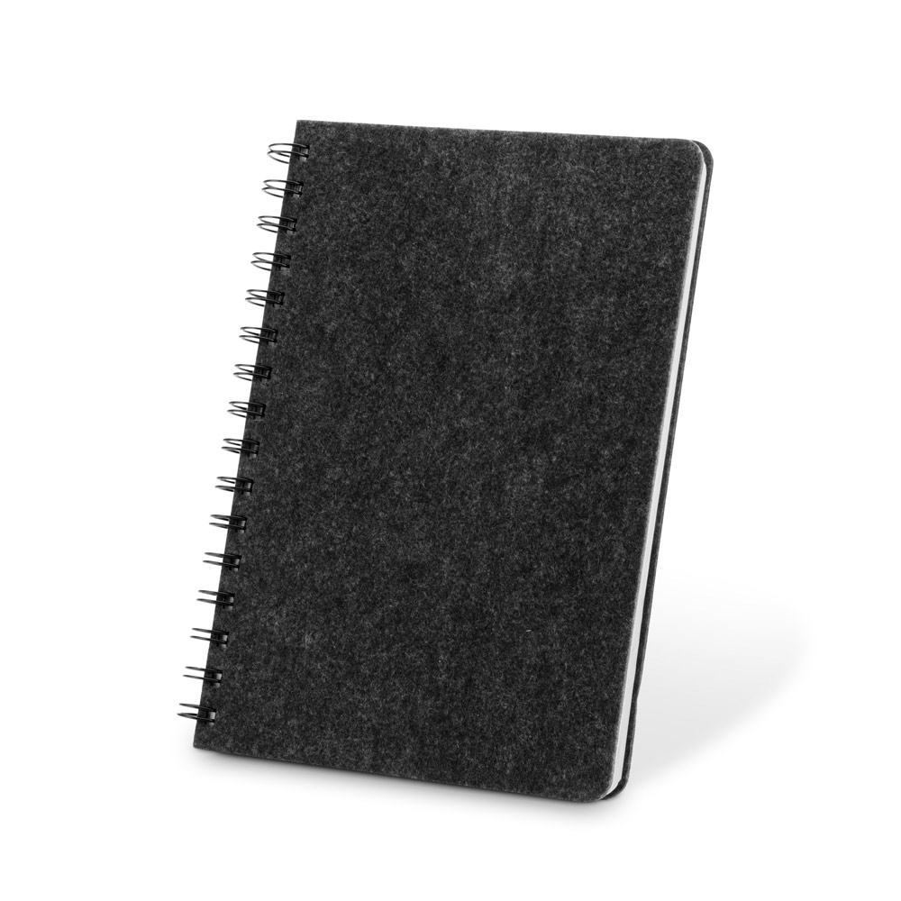 CADERNO A5 DE CAPA SEMI-RÍGIDA EM FELTRO 100% RECICLADO, COM PÁGINAS PAUTADAS