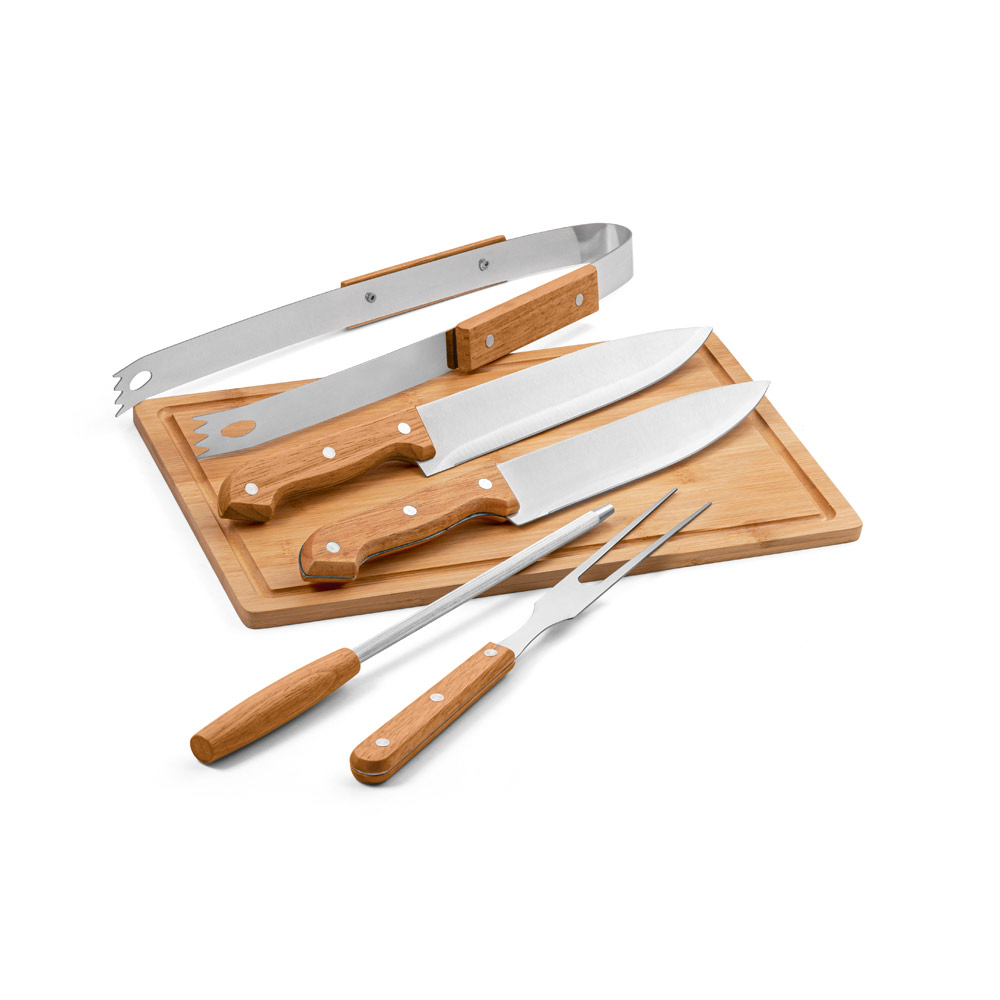 KIT CHURRASCO EM ESTOJO DE 210D COM TÁBUA EM BAMBU E 5 UTENSÍLIOS EM AÇO INOX E MADEIRA DE SERINGUEIRA