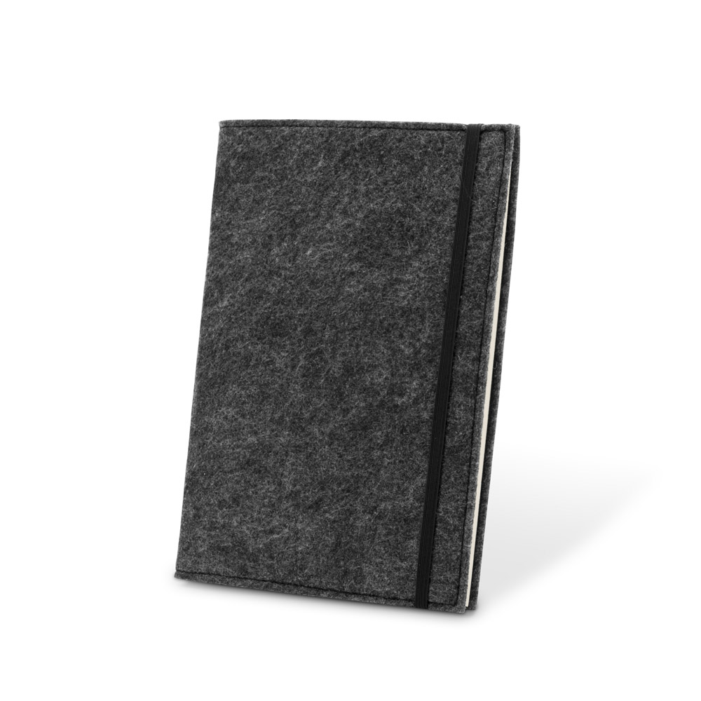 CADERNO A5 COM CAPA EM FELTRO 100% RECICLADO, COM PÁGINAS PAUTADAS RECICLADAS