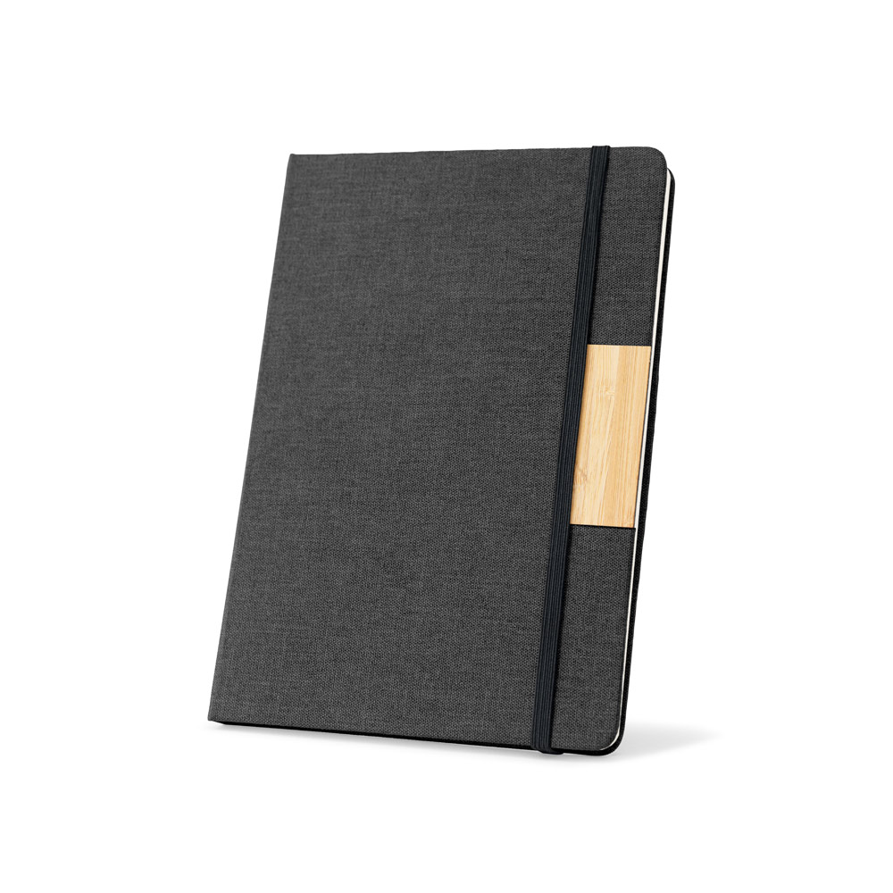 CONJUNTO COMPOSTO POR UM CADERNO A5 DE CAPA RÍGIDA E UMA CANETA ESFEROGRÁFICA EM BAMBU
